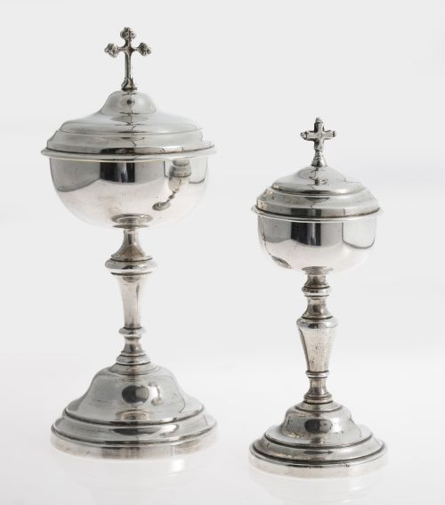 Lote de dos copones, realizados en metal plateado, Pamplona