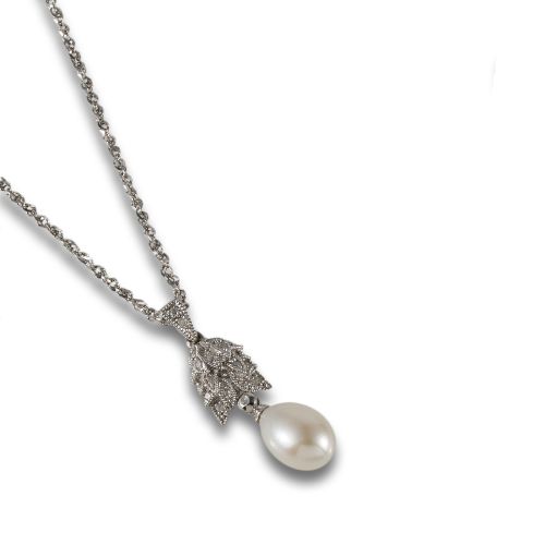 COLLAR DE ORO CON DIAMANTES Y PERLA CULTIVADA DE AGUA DULCE