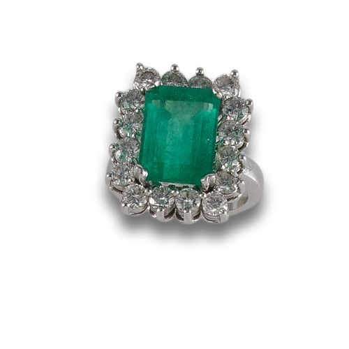 SORTIJA DE ORO, ESMERALDA DE 6.5 CT Y DIAMANTES