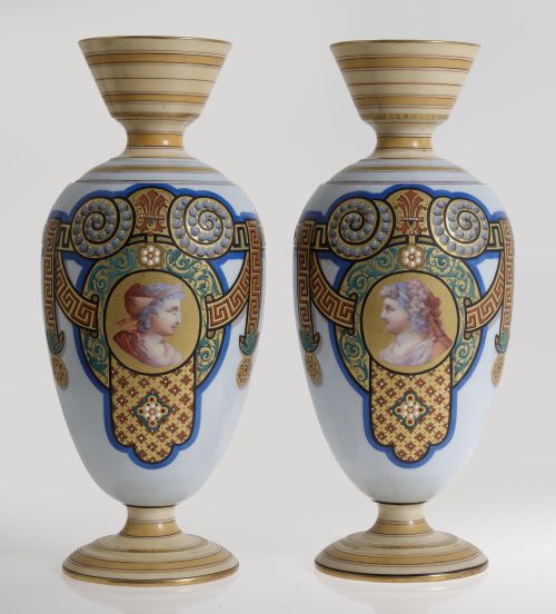Pareja de jarrones de porcelana esmaltada y dorada, S.XIX-