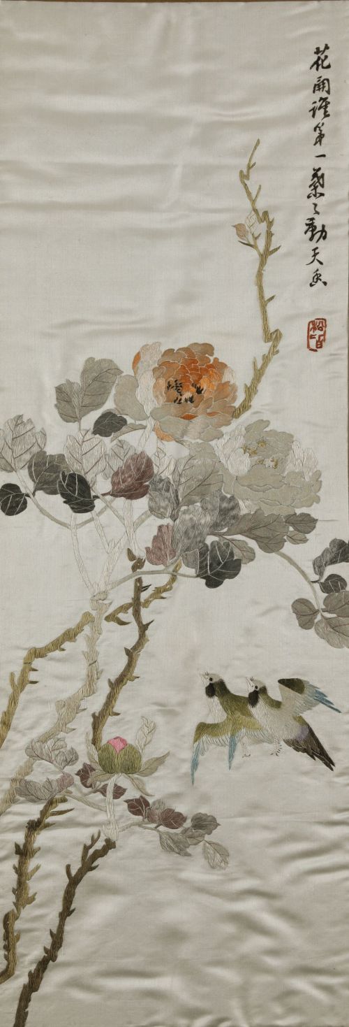 Pareja de paneles bordados sobre seda con flores y aves, Ch