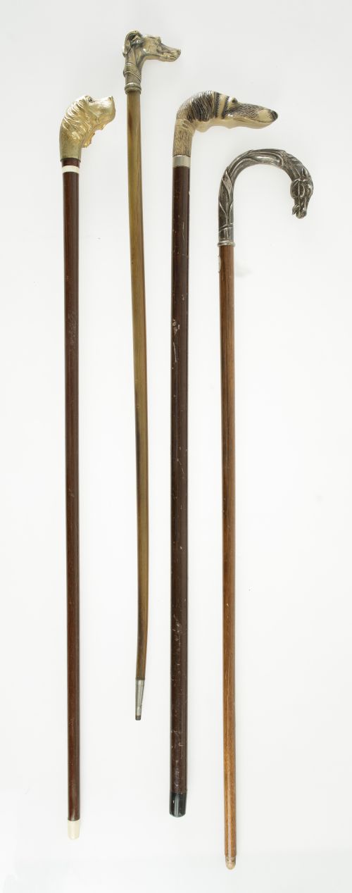 Cuatro bastones con empuñaduras en forma de cabezas de anim