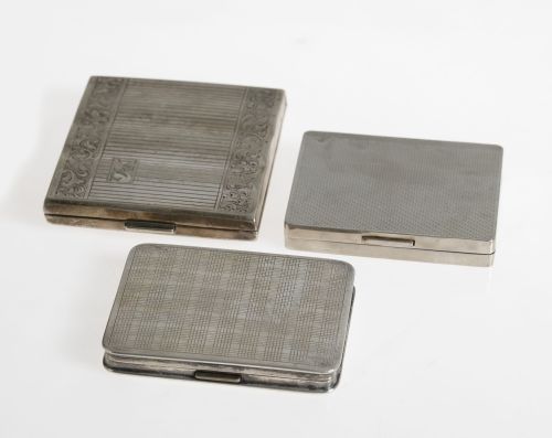 Lote compuesto por dos polveras y una pitillera, metal pla