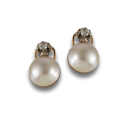 PENDIENTES DE ORO CON PERLAS MABE Y PIEDRAS DE IMITACION