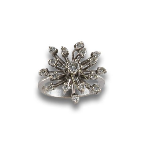 SORTIJA ROSETON DE ORO BLANCO CON DIAMANTRES