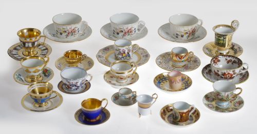 Colección de porcelana, compuesta por tazas, tazones y pla
