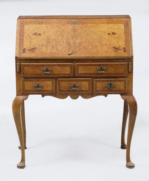 "Bureau-on-stand" de estilo reina Ana, S.XX