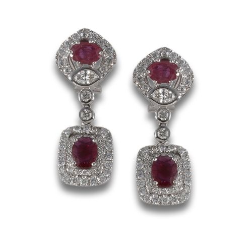 PENDIENTES LARGOS DE ORO, DIAMANTES Y RUBÍES