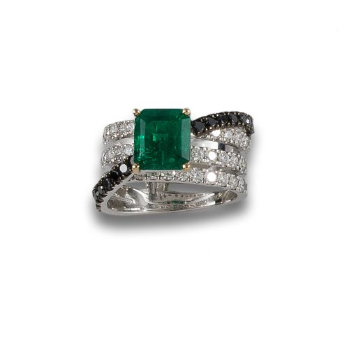 SORTIJA DE ORO, DIAMANTES Y ESMERALDA.