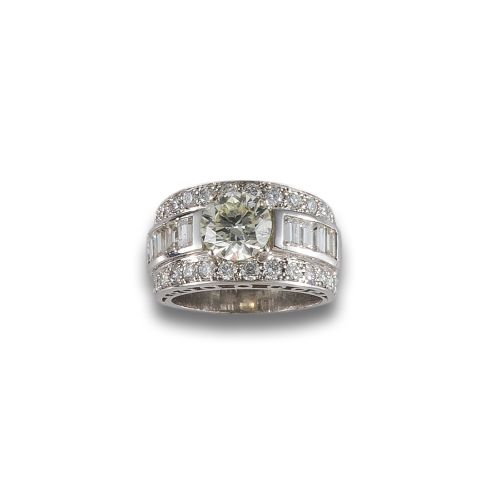 SORTIJA DE ORO, DIAMANTE DE 1.82 CT Y PAVÉ