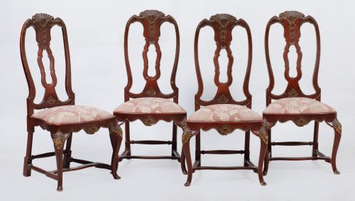 Cuatro sillas de estilo reina Ana, S. XIX- XX