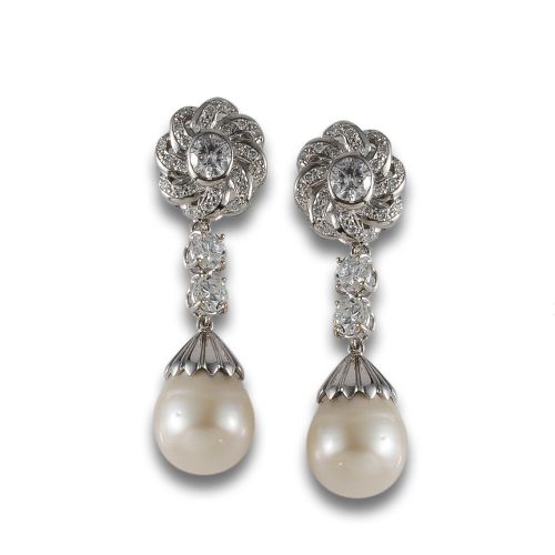 PENDIENTES LARGOS DE ORO, DIAMANTES Y PERLAS