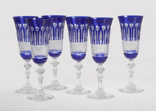 Seis copas de champán azul 