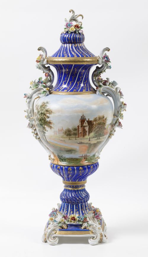 Jarrón de porcelana posiblemente Austria, c. 1900