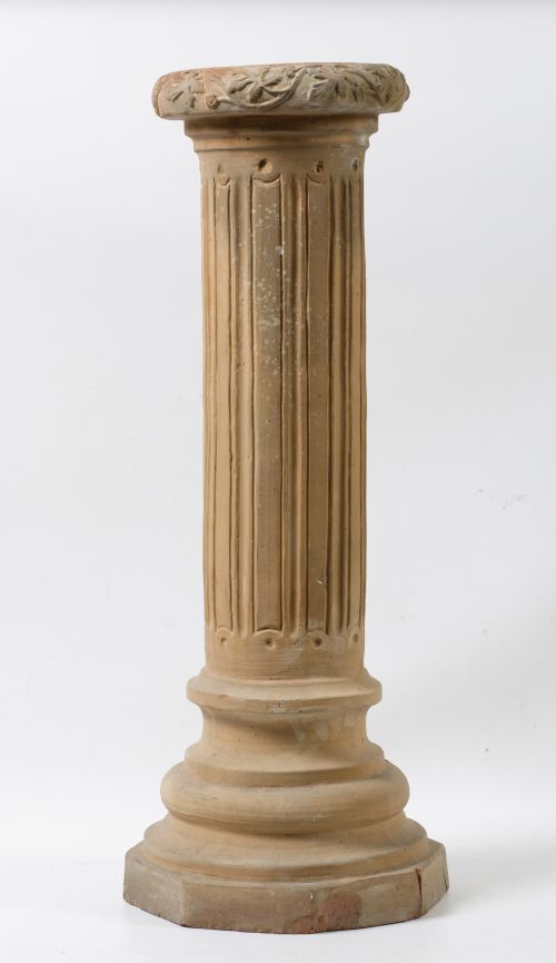 Columna de terracota siguiendo modelos del siglo XIX