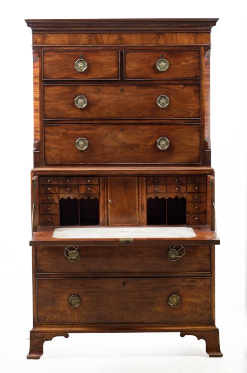 "Chest on drawers" de estilo Jorge III, S. XIX