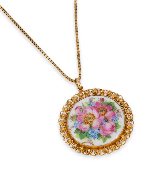 COLGANTE DE 14K CON PORCELANA Y CADENA DE 18K