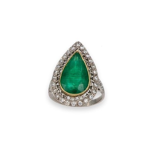 SORTIJA CON ESMERALDA TALLA PERILLA Y DIAMANTES