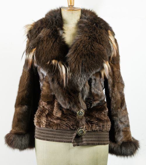 Chaqueta de lomos de visón marrón y cuello de piel de zorro