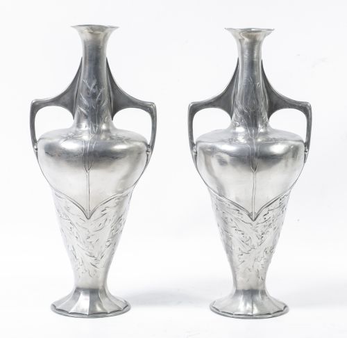 Pareja de jarrones Art Nouveau de metal, manufactura Orivit