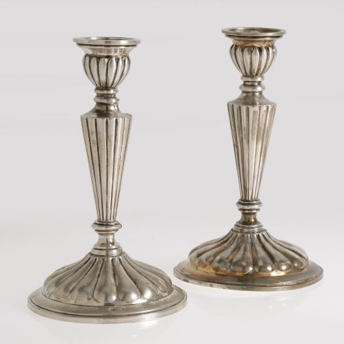 Pareja de candeleros de plata española ley 916, S. XX