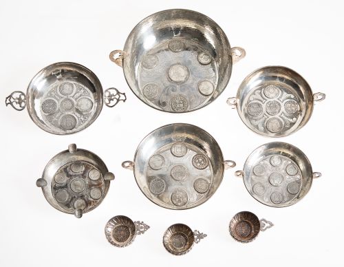 Lote de seis centros y tres ceniceros de plata contrastada,