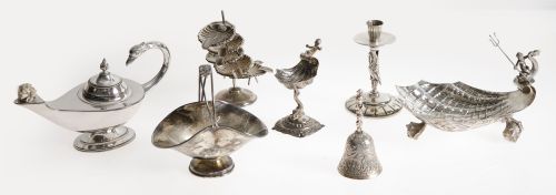 Lote de siete objetos de mesa de plata contrastada, S.XX