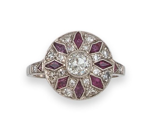 SORTIJA DE PLATINO CON DIAMANTES Y RUBIES