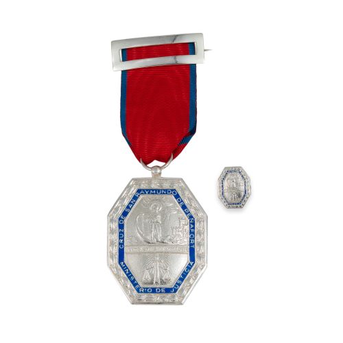 MEDALLA E INSIGNIA AL MÉRITO EN LA JUSTICIA DE LA ORDEN DE