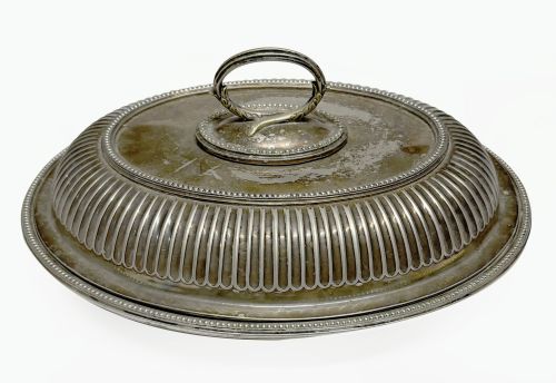 Oval vegetable dish with silver metal lid
