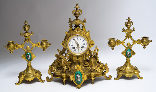 Reloj con guarnición XIX bronce y esmalte