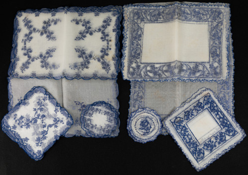 Dos conjuntos de individuales nipis bordado azul