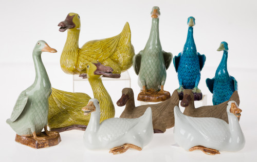 Colección de diez patos de porcelana esmaltada y gres polic