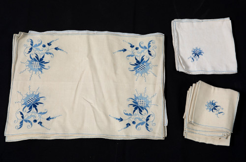 7 individuales y 8 servilletas bordado azul