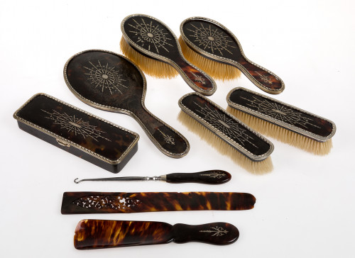 Juego de tocador en símil de carey, pps.S.XX