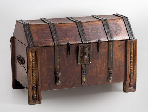 Arcón gótico nogal aplicaciones de hierro