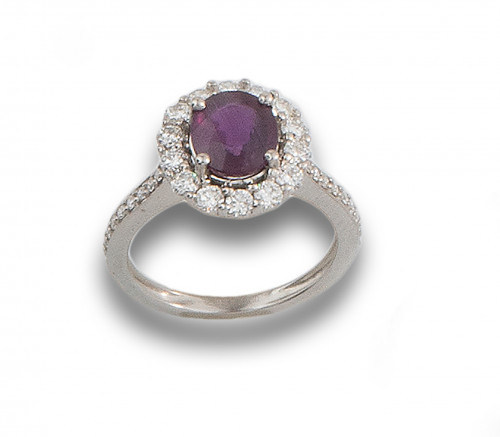 SORTIJA ROSETÓN DE RUBÍ, ORLA DE DIAMANTES Y ORO BLANCO