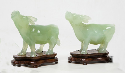 Pareja de figuras de búfalos en jade