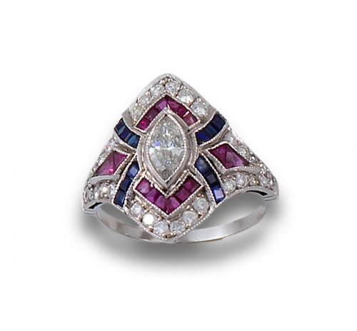 SORTIJA ART DECÓ , PLATINO, DIAMANTES, RUBÍES, ZAFIROS