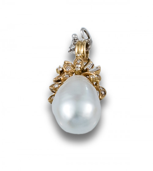 COLGANTE ORO AMARILLO, PERLA AUSTRALIANA BARROCA Y DIAMANTES