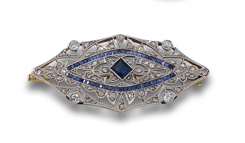 BROCHE CIRCA 1920 EN ORO Y PLATINO, ZAFIROS CALIBRADOS SINT