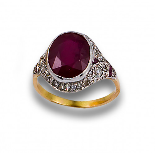 SORTIJA, ESTILO ART DECÓ DE RUBÍ, DIAMANTES, ORO AMARILLO Y