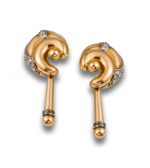 PENDIENTES AÑOS 40, COLGANTES DE ORO AMARILLO Y DIAMANTES