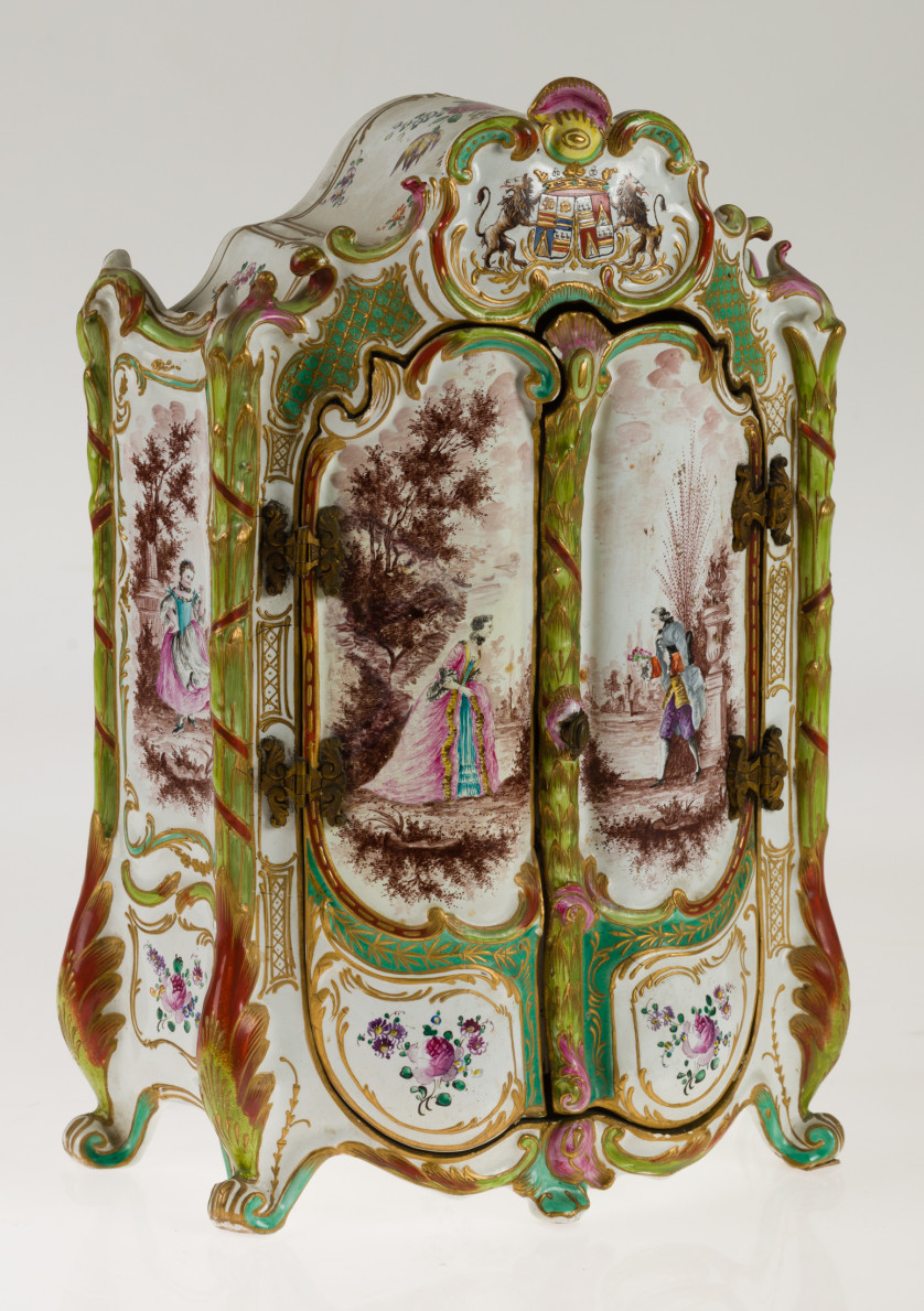 Armario-en-miniatura-de-porcelana-Samson-de-gusto-Rococo-Francia-S.-XIX