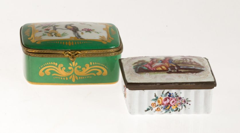 Lote-de-dos-cajitas-en-porcelana-vidrada-y-policromada.
