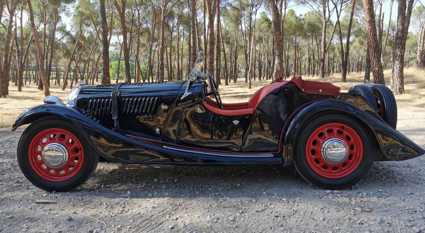 MORGAN-4-4-SERIE-I-TWO-SEATER-Ano-1.947-Procedencia-Inglaterra.-Motor-Coventry-climax-1.267cc.-4-cil.-revisado-y-funcionando-perfectamente.-Tiene-una-muy-pequena-fuga-de-aceite.-Retapizado-en-cuero-y-moquetas-todo-en-muy-buen-estado.-Salpicadero-en-madera-volante-de-radios-y-relojes-todo-en-perfecto-estado.-Repintado-con-ligeros-desperfectos-en-chapa-aleta-derecha-y-capota-y-desperfecto-cromado-superior-parabrisas.-La-Capota-y-el-Tonneau-son-nuevos.-Tiene-tambien-cubre-capota.-Bajos-en-buen-estado.-Neumaticos-nuevos.-Coche-restaurado-a-original-en-Inglaterra-por-especialistas-en-Morgan-como-Melvin-Rotter-etc-..-El-propietario-actual-lo-adquirio-ya-restaurado-hace-10-anos-.-En-este-periodo-de-tiempo-se-ha-mantenido-perfectamente-por-su-propietario-actual.-Se-ha-acondicionado-la-caja-de-cambios-haciendo-una-reparacion-y-sustituyendo-piezas-de-desgaste.-Recientemente-May.2022-se-han-hecho-los-frenos-limpieza-y-restauracion-deposito-combustible.-Desmontaje-limpieza-y-revision-del-carburador-detallado-de-carroceria-y-cromados.-Tratamiento-del-cuero-para-nutrirlo-y-protegerlo-del-sol.-Todo-ello-en-taller-de-restauracion-Porres.-Existen-facturas-de-la-restauracion-en-Inglaterra-y-de-las-revisiones-y-reparaciones-realizadas-posteriormente-en-Porres.-Matriculado-historico-en-2013.-ITV-pasada-hasta-el-2.027.-Seguro-en-vigor.-
