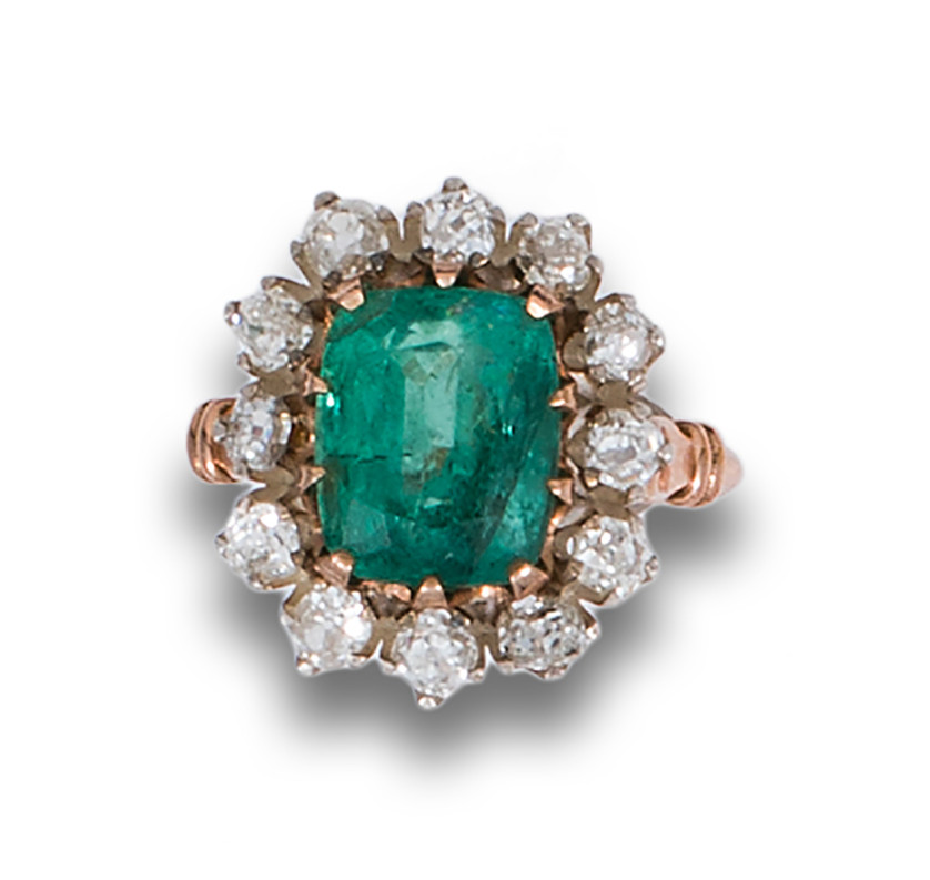 SORTIJA-ROSETON-ESTILO-ANTIGUO-DE-ESMERALDA-DE-4.40-CT.-DIAMANTES-Y-ORO-AMARILLO