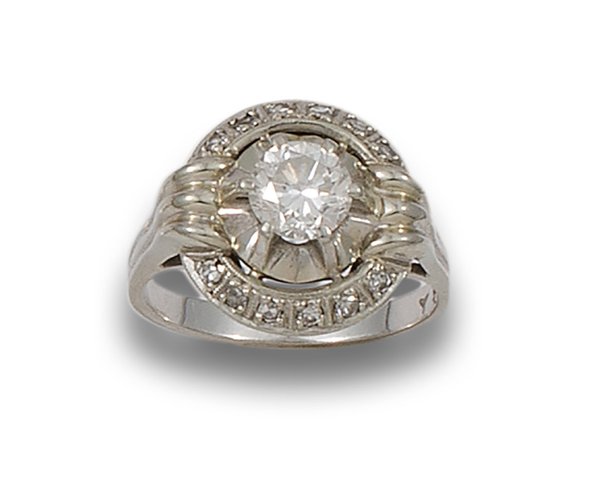 SORTIJA-EN-ORO-BLANCO-CON-DIAMANTE-TALLA-BRILLANTE-ESTIMADO-EN-0.70-CT.-ORLADO-DE-CIRCONITAS-