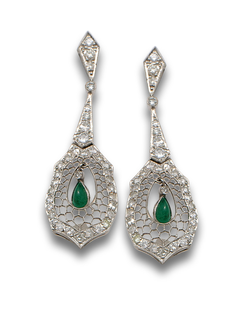 PENDIENTES-ESTILO-ANTGUO-EN-ORO-BLANCO-DIAMANTES-Y-ESMERALDAS
