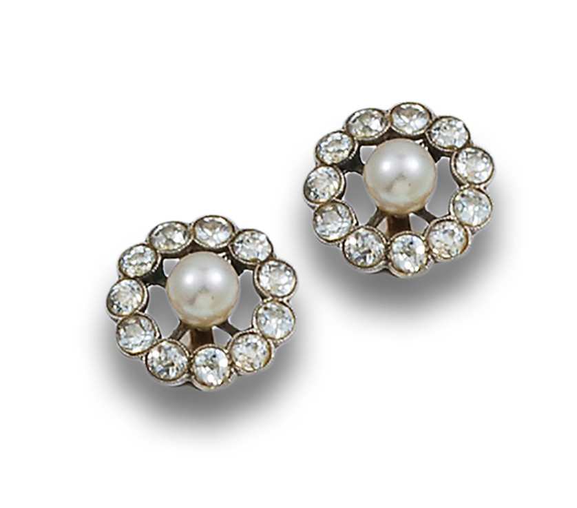 PENDIENTES-ANTIGUOS-FLORES-DE-DIAMANTES-PERLAS-ORO-AMARILLO-Y-VISTAS-EN-PLATINO